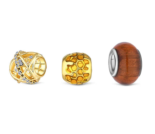 Diamond Style London - Charm Bracelet with bee in gold (Item code: Charmbrabeegold)