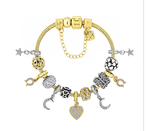 Diamond Style London - Charm bracelet with central heart and moon charms (Item code: Charmbraheartgold)