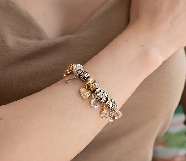 Diamond Style London - Charm bracelet with central heart and moon charms (Item code: Charmbraheartgold)