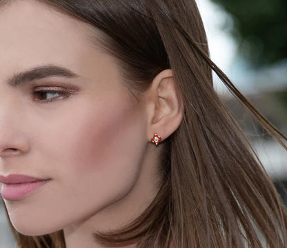 Diamond Style London - Clover earrings in yellow gold plating with red en (Item code: Cloverearrredgold)