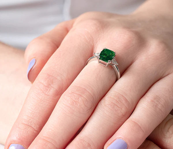 Diamond Style London - Emerald cut emerald ring in rhodium plating in siz (Item code: Emeraldring6)